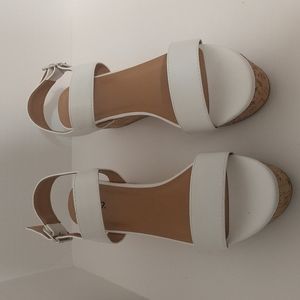 New White YNot Platform Strappy Sandals sz 11